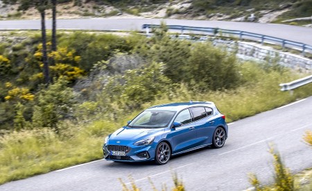 2019 Ford Focus ST (Euro-Spec; Color: Performance Blue) Front Three-Quarter Wallpapers 450x275 (114)