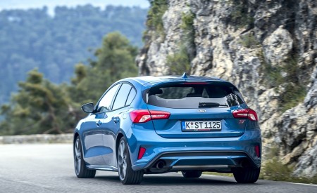 2019 Ford Focus ST (Euro-Spec; Color: Performance Blue) Rear Three-Quarter Wallpapers 450x275 (133)