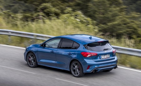2019 Ford Focus ST (Euro-Spec; Color: Performance Blue) Rear Three-Quarter Wallpapers 450x275 (126)