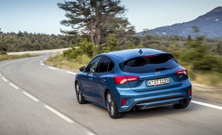 2019 Ford Focus ST (Euro-Spec; Color: Performance Blue) Rear Three-Quarter Wallpapers 450x275 (117)