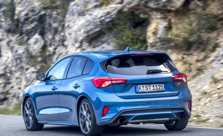 2019 Ford Focus ST (Euro-Spec; Color: Performance Blue) Rear Three-Quarter Wallpapers 450x275 (134)