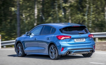 2019 Ford Focus ST (Euro-Spec; Color: Performance Blue) Rear Three-Quarter Wallpapers 450x275 (127)