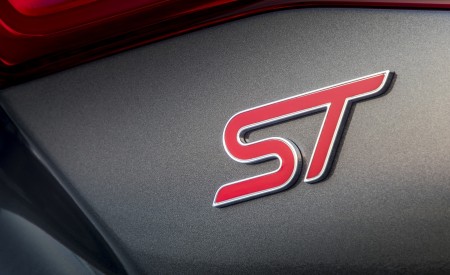 2019 Ford Focus ST Wagon (Euro-Spec; Color: Magnetic) Badge Wallpapers 450x275 (192)