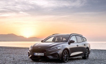 2019 Ford Focus ST Wagon (Euro-Spec; Color: Magnetic) Front Three-Quarter Wallpapers 450x275 (180)