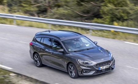 2019 Ford Focus ST Wagon (Euro-Spec; Color: Magnetic) Front Three-Quarter Wallpapers 450x275 (168)