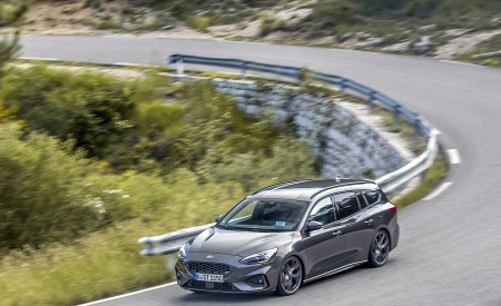 2019 Ford Focus ST Wagon (Euro-Spec; Color: Magnetic) Front Three-Quarter Wallpapers 450x275 (169)