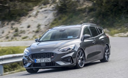 2019 Ford Focus ST Wagon (Euro-Spec; Color: Magnetic) Front Three-Quarter Wallpapers 450x275 (170)