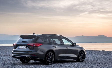 2019 Ford Focus ST Wagon (Euro-Spec; Color: Magnetic) Rear Three-Quarter Wallpapers 450x275 (183)