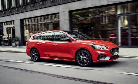 2019 Ford Focus ST Wagon (Euro-Spec) Front Three-Quarter Wallpapers 450x275 (208)