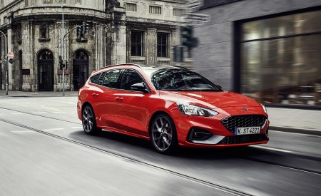 2019 Ford Focus ST Wagon (Euro-Spec) Front Three-Quarter Wallpapers 450x275 (209)