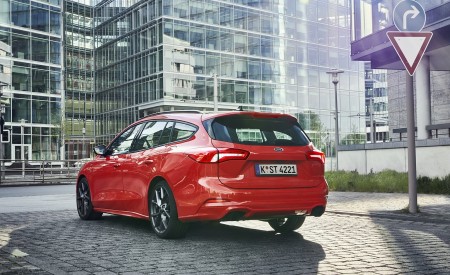 2019 Ford Focus ST Wagon (Euro-Spec) Rear Three-Quarter Wallpapers 450x275 (214)