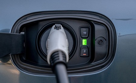 2019 Porsche Cayenne E-Hybrid (US-Spec) Charging Wallpapers 450x275 (26)