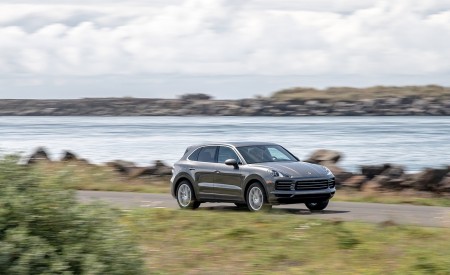 2019 Porsche Cayenne E-Hybrid (US-Spec) Front Three-Quarter Wallpapers 450x275 (2)