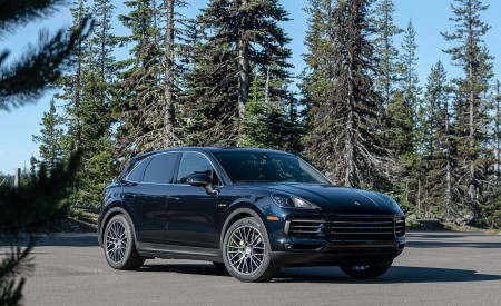 2019 Porsche Cayenne E-Hybrid (US-Spec) Front Three-Quarter Wallpapers 450x275 (17)