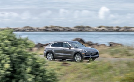 2019 Porsche Cayenne E-Hybrid (US-Spec) Front Three-Quarter Wallpapers 450x275 (5)