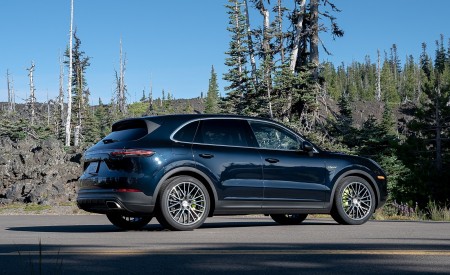 2019 Porsche Cayenne E-Hybrid (US-Spec) Rear Three-Quarter Wallpapers 450x275 (20)