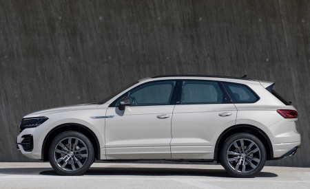2019 Volkswagen Touareg ONE Million Side Wallpapers 450x275 (30)