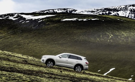 2019 Volkswagen Touareg ONE Million Side Wallpapers 450x275 (20)