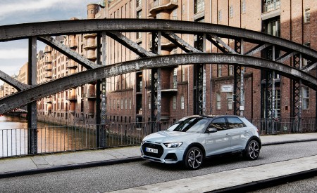 2020 Audi A1 Citycarver (Color: Arrow Gray) Front Three-Quarter Wallpapers 450x275 (52)