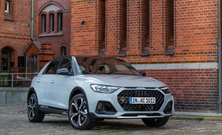 2020 Audi A1 Citycarver (Color: Arrow Gray) Front Three-Quarter Wallpapers 450x275 (9)