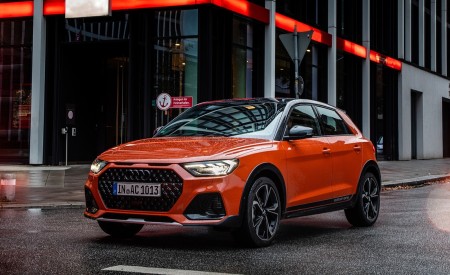 2020 Audi A1 Citycarver (Color: Pulse Orange) Front Three-Quarter Wallpapers 450x275 (41)
