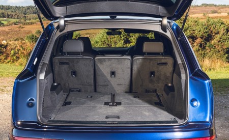 2020 Audi SQ7 TDI Vorsprung (UK-Spec) Trunk Wallpapers 450x275 (112)