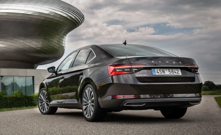 2020 Skoda Superb Laurin & Klement Rear Three-Quarter Wallpapers 450x275 (22)