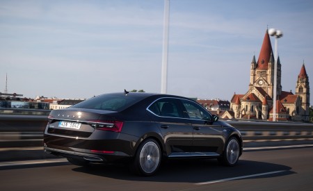 2020 Skoda Superb Laurin & Klement Rear Three-Quarter Wallpapers 450x275 (8)