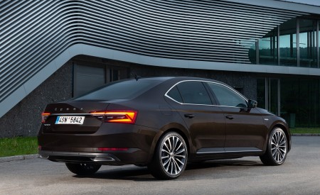 2020 Skoda Superb Laurin & Klement Rear Three-Quarter Wallpapers 450x275 (23)