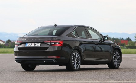 2020 Skoda Superb Laurin & Klement Rear Three-Quarter Wallpapers 450x275 (24)