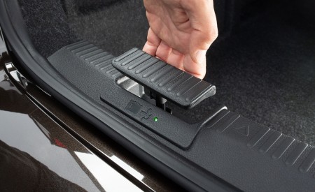 2020 Skoda Superb Laurin & Klement Trailer Hitch Release Interior Detail Wallpapers 450x275 (52)