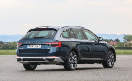 2020 Skoda Superb Scout Rear Three-Quarter Wallpapers 450x275 (22)