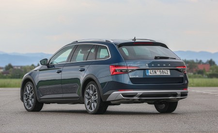 2020 Skoda Superb Scout Rear Three-Quarter Wallpapers 450x275 (24)