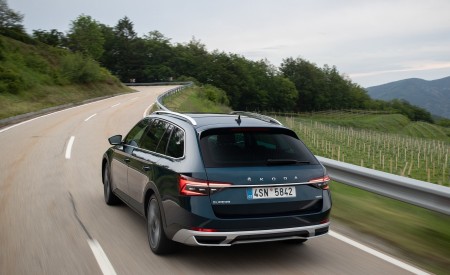 2020 Skoda Superb Scout Rear Three-Quarter Wallpapers 450x275 (5)