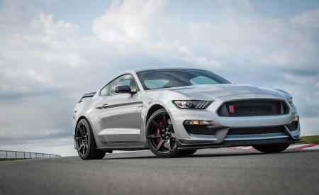 2020 Ford Mustang Shelby GT350R Front Three-Quarter Wallpapers 450x275 (5)