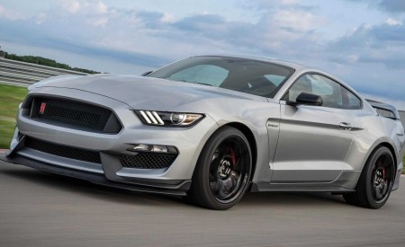 2020 Ford Mustang Shelby GT350R Front Three-Quarter Wallpapers 450x275 (2)