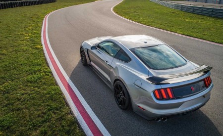 2020 Ford Mustang Shelby GT350R Rear Three-Quarter Wallpapers 450x275 (3)