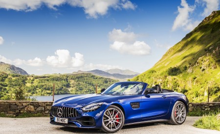 2020 Mercedes-AMG GT S Roadster (UK-Spec) Front Three-Quarter Wallpapers 450x275 (37)
