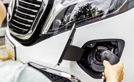 2020 Mercedes-Benz EQV 300 (Color: Mountain Crystal White Metallic) Charging Wallpapers 450x275 (21)