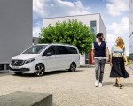 2020 Mercedes-Benz EQV 300 (Color: Mountain Crystal White Metallic) Front Three-Quarter Wallpapers 150x120 (19)