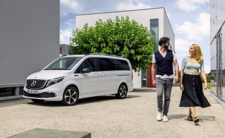 2020 Mercedes-Benz EQV 300 (Color: Mountain Crystal White Metallic) Front Three-Quarter Wallpapers 450x275 (19)