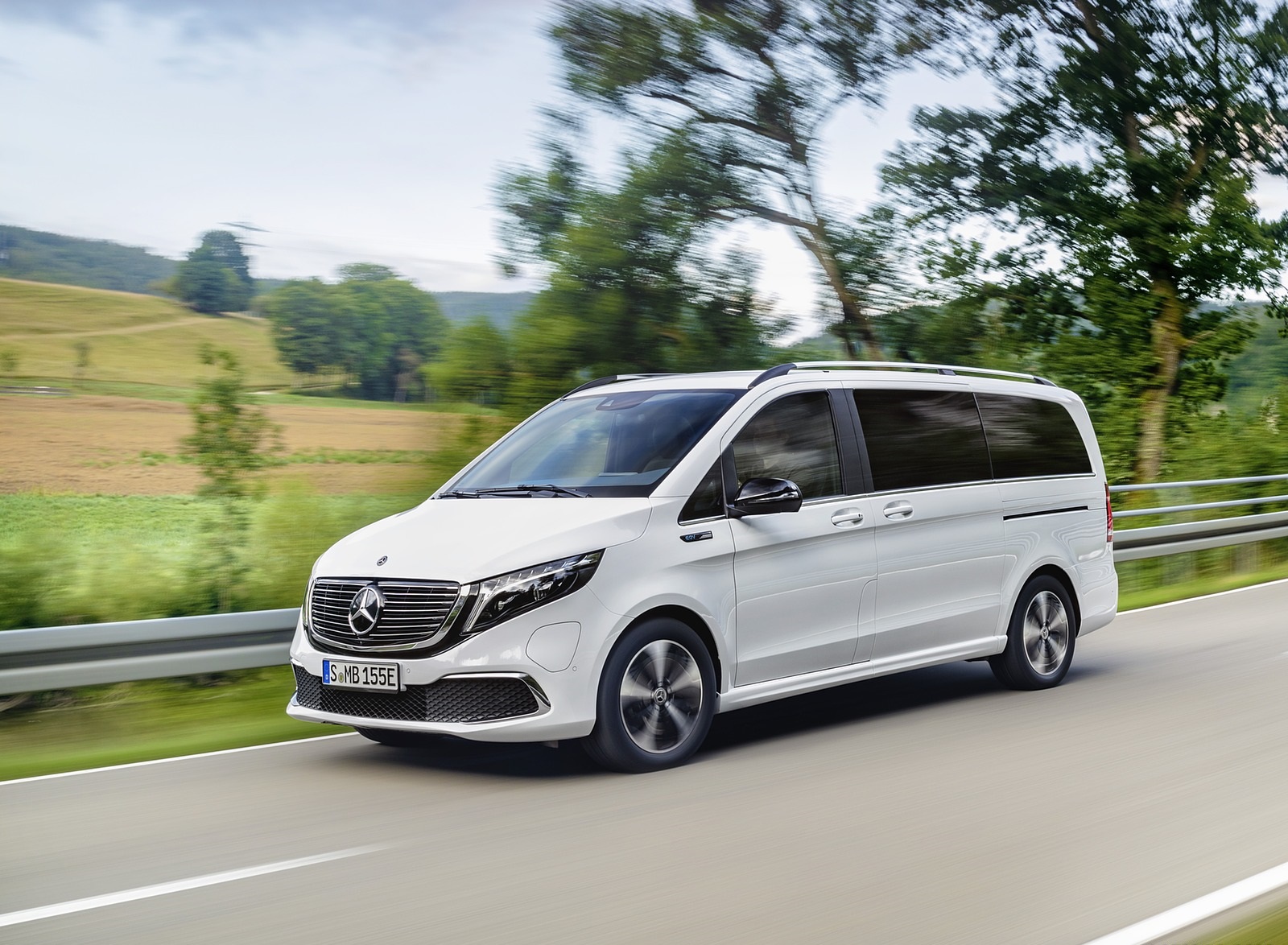 2020 Mercedes-Benz EQV 300 (Color: Mountain Crystal White Metallic) Front Three-Quarter Wallpapers (1)