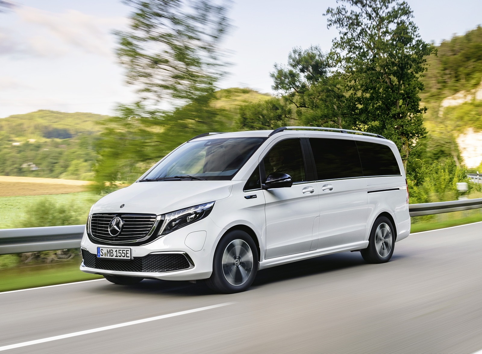 2020 Mercedes-Benz EQV 300 (Color: Mountain Crystal White Metallic) Front Three-Quarter Wallpapers (2)