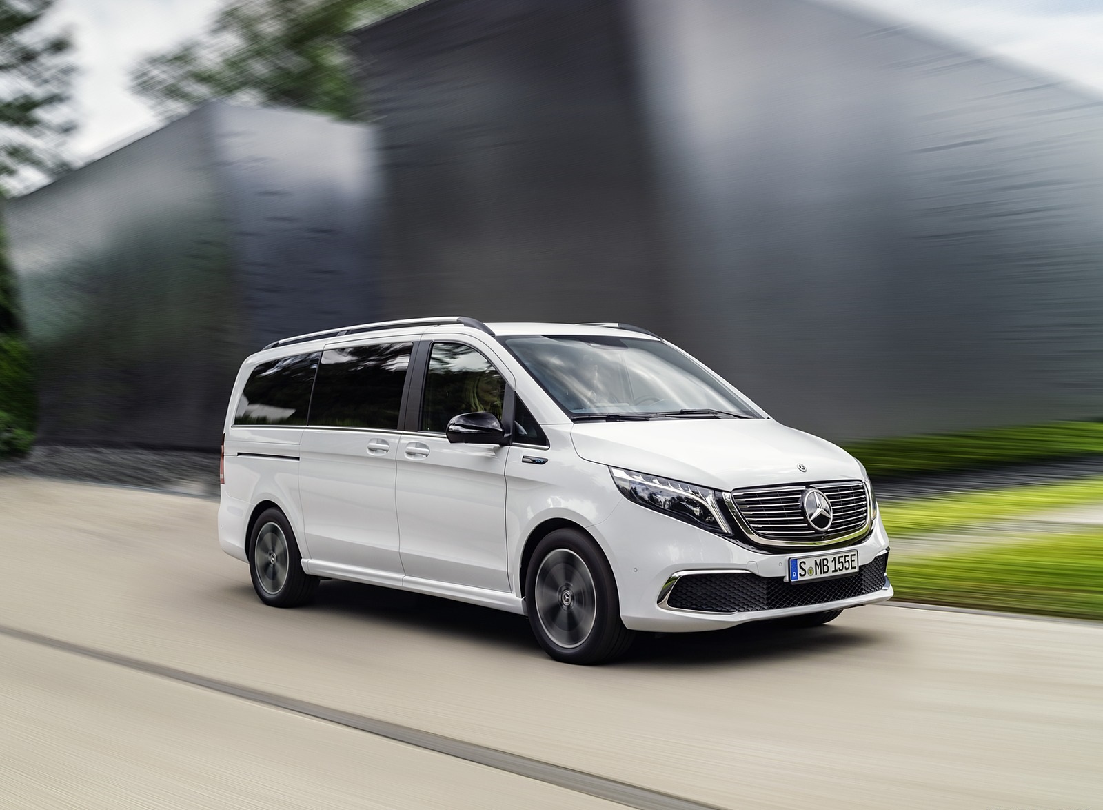2020 Mercedes-Benz EQV 300 (Color: Mountain Crystal White Metallic) Front Three-Quarter Wallpapers (3)