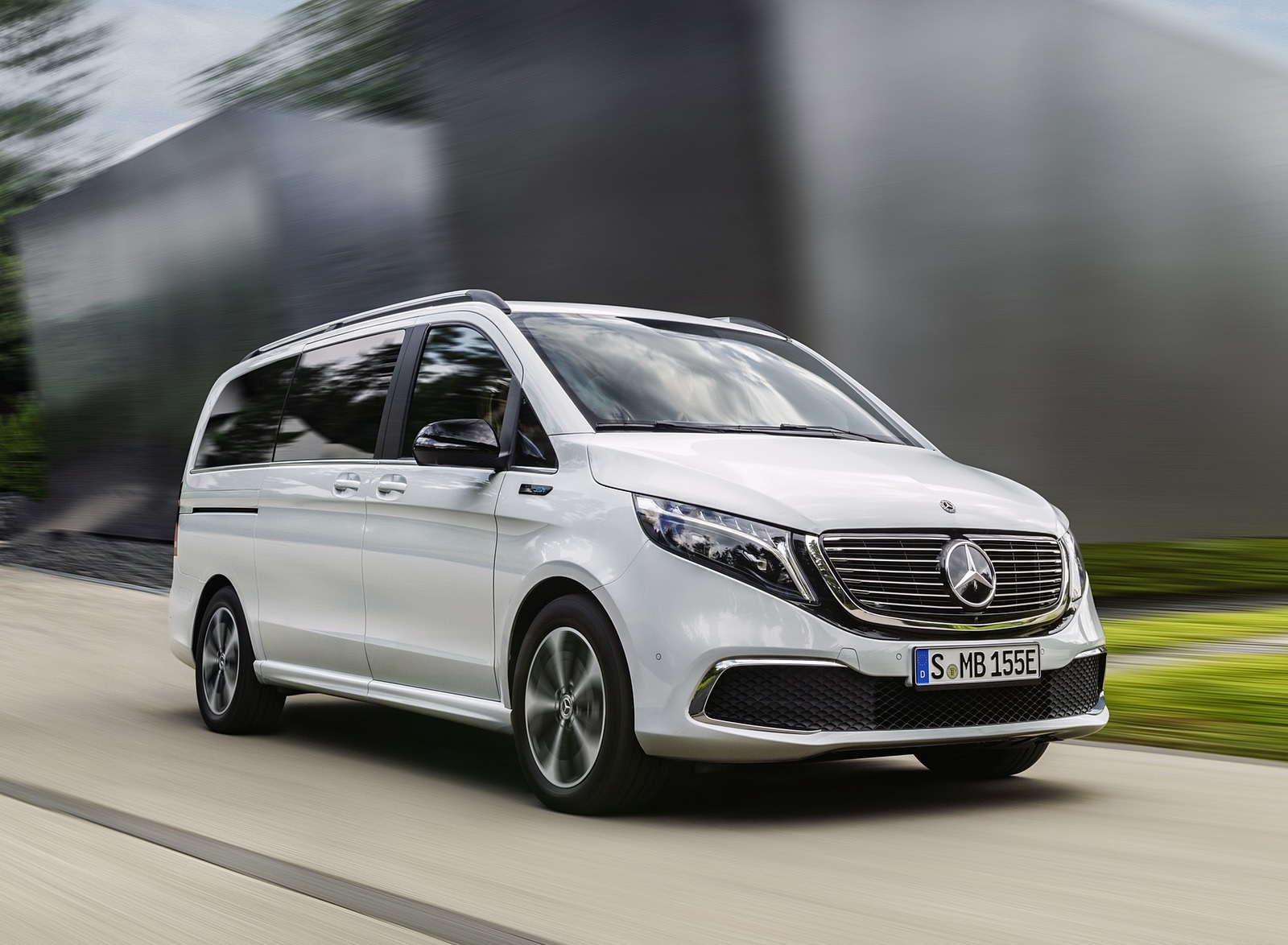 2020 Mercedes-Benz EQV 300 (Color: Mountain Crystal White Metallic) Front Three-Quarter Wallpapers (4)