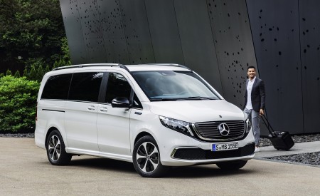 2020 Mercedes-Benz EQV 300 (Color: Mountain Crystal White Metallic) Front Three-Quarter Wallpapers 450x275 (15)