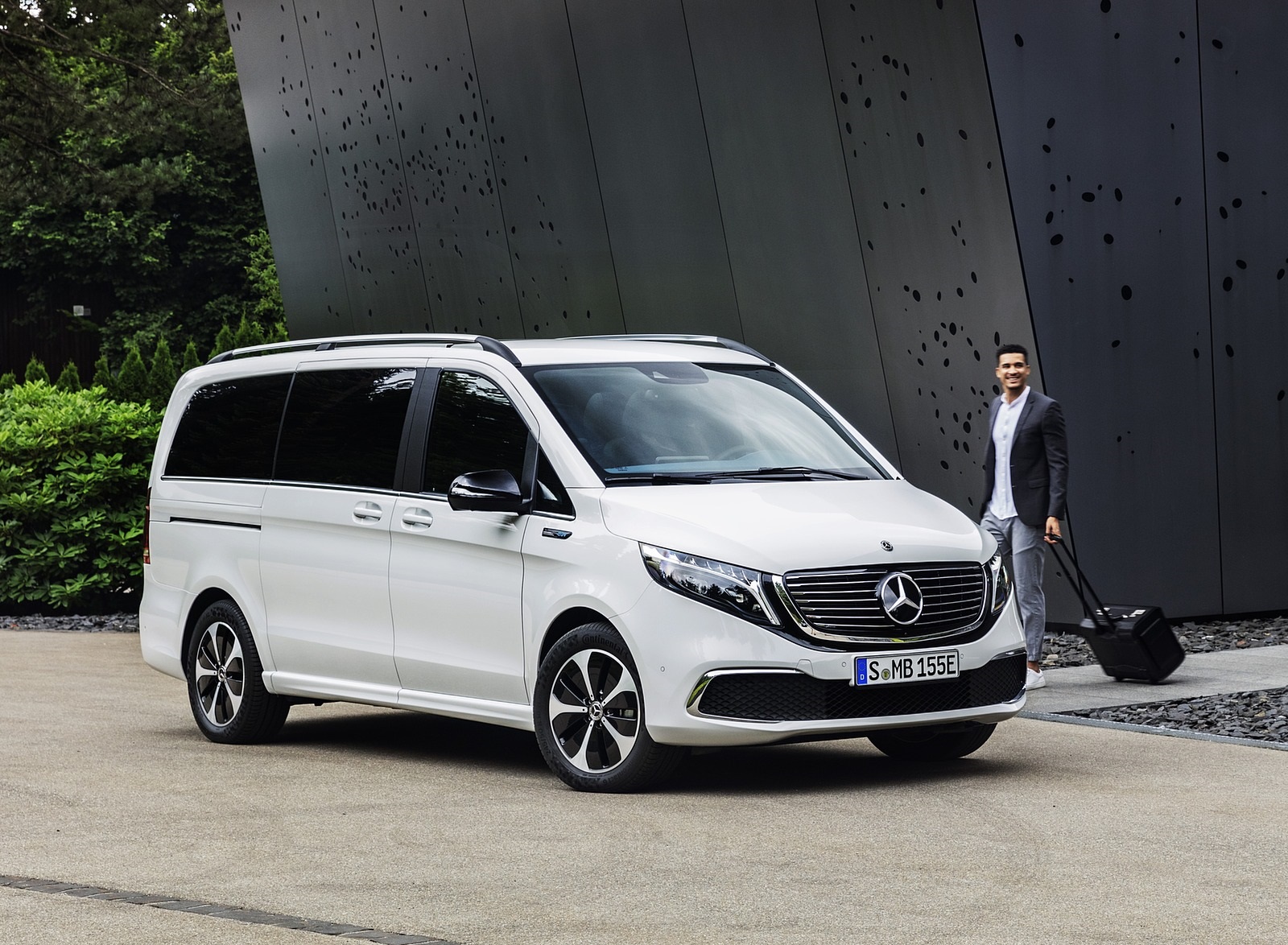 2020 Mercedes-Benz EQV 300 (Color: Mountain Crystal White Metallic) Front Three-Quarter Wallpapers (15)