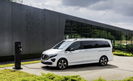 2020 Mercedes-Benz EQV 300 (Color: Mountain Crystal White Metallic) Front Three-Quarter Wallpapers 450x275 (13)
