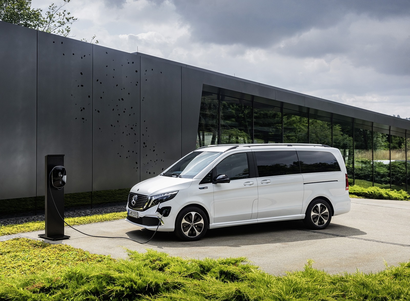 2020 Mercedes-Benz EQV 300 (Color: Mountain Crystal White Metallic) Front Three-Quarter Wallpapers (13)