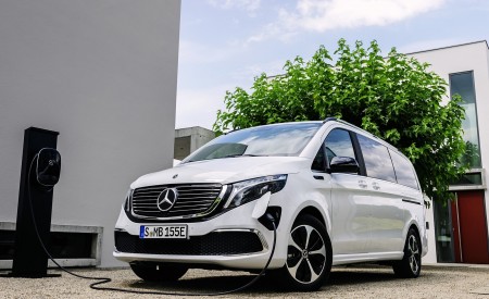 2020 Mercedes-Benz EQV 300 (Color: Mountain Crystal White Metallic) Front Three-Quarter Wallpapers 450x275 (12)